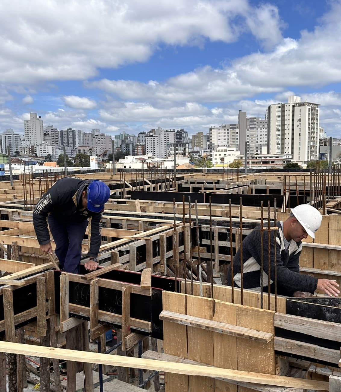 Equipe da Terra Engenharia executando a estrutura de um empreendimento